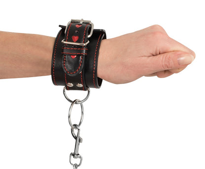 Bad Kitty Handfesseln im Lederlook mit Herz-Stanzung