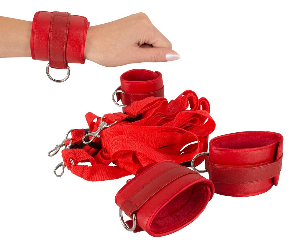 Bad Kitty Bettfessel-Set aus Lederimitat in Rot mit Riemenkreuz